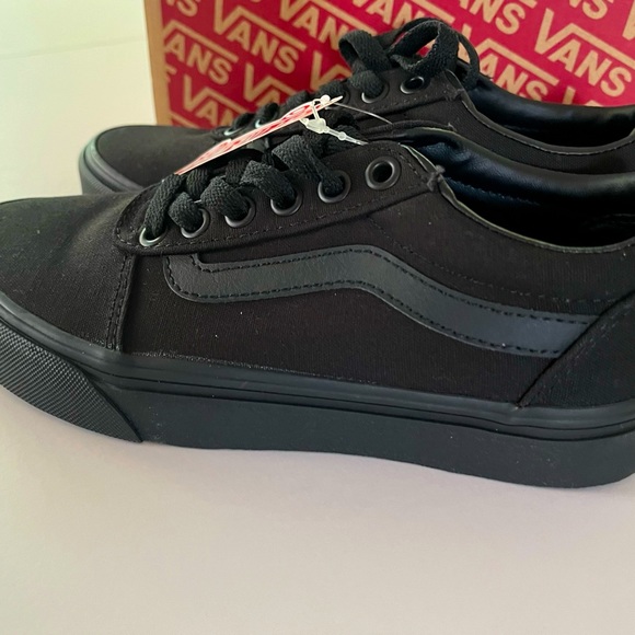 Vans Shoes - 🎄🎅 VANS black size 5 (for women or kids)